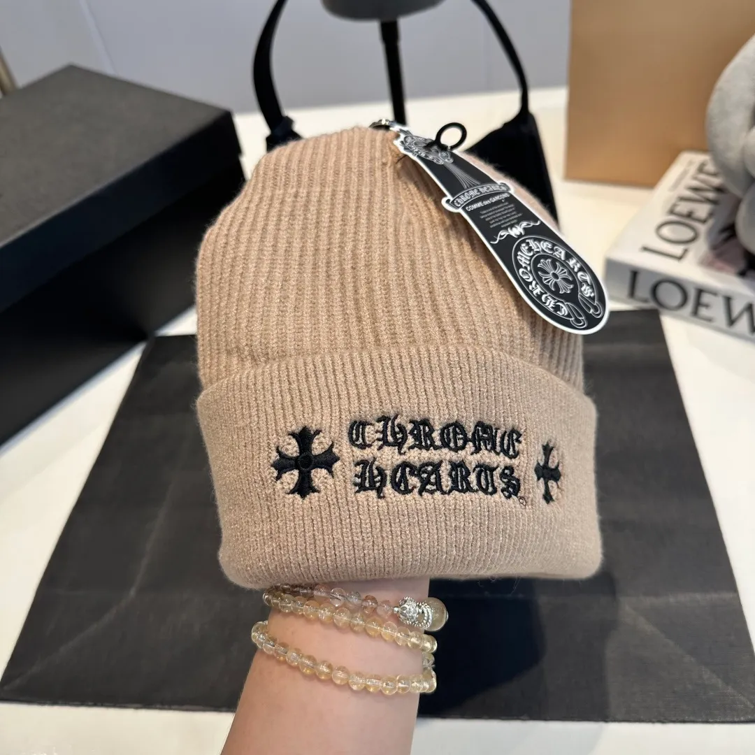 P46 Crow Heart Autumn and Winter Wool Knitted Beanie This must be a favorite of minimalism. It is clean, neat, fashionable and versatile, and will definitely not be picky about your face shape! A fashionable classic that lasts forever! Fashionable black and white can be purchased together!